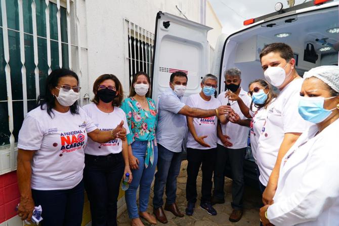 Detinha participa de entrega de ambulância no município de Raposa