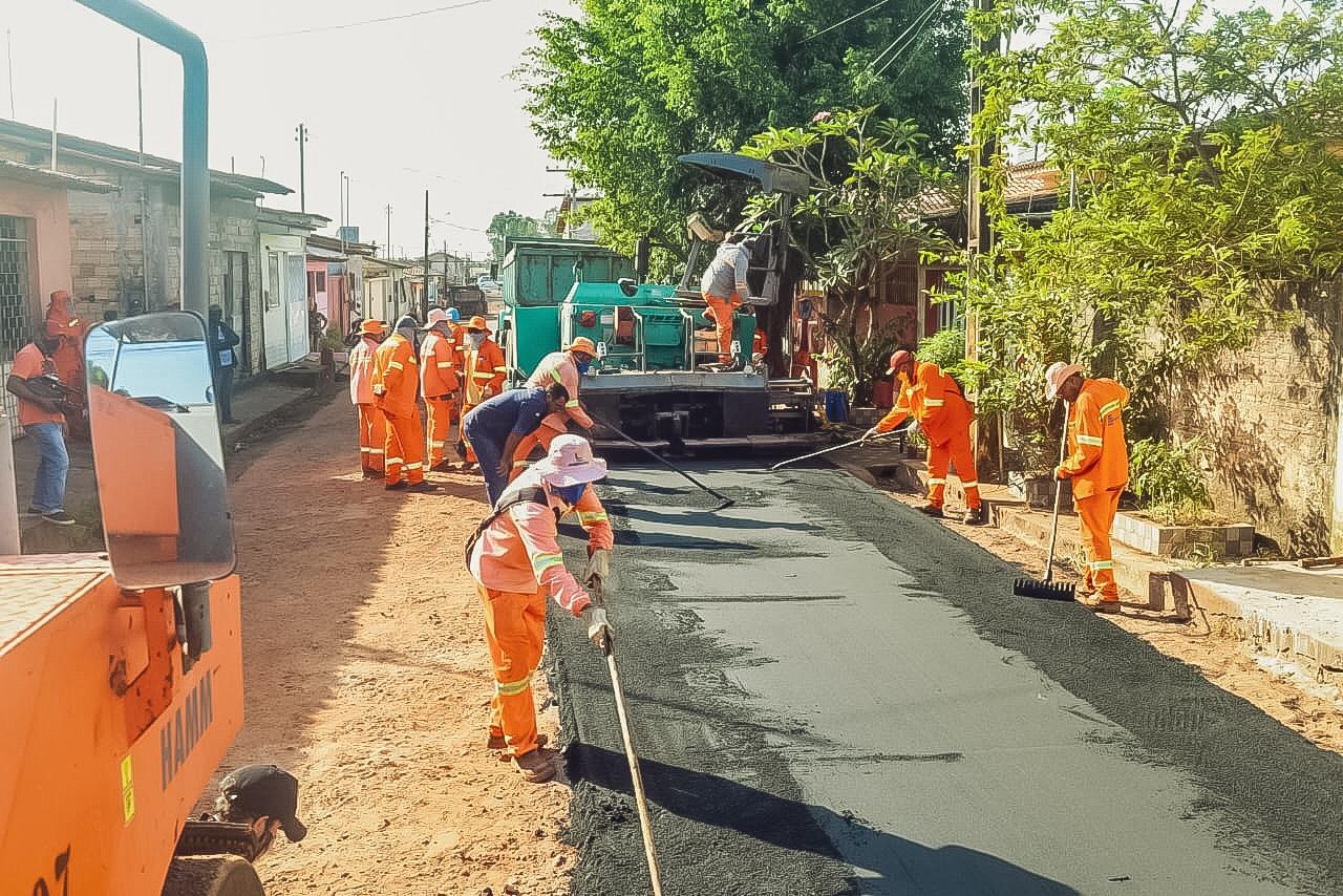 Os serviços de asfaltamento em Pinheiro iniciaram pela Rua Araújo Castro, uma das principais vias do bairro Alcântara