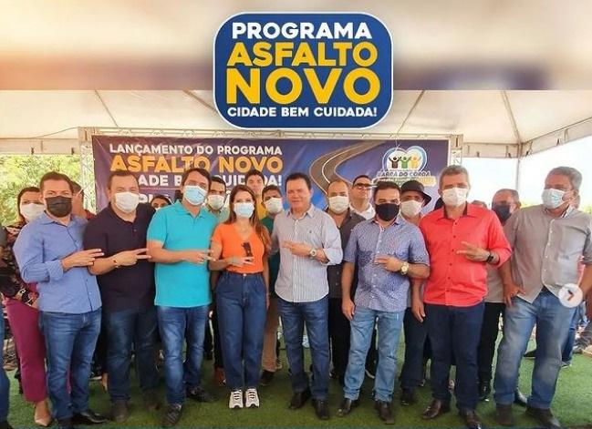 Vinicius Louro acompanha Josimar de Maranhãozinho no lançamento do programa Asfalto Novo em Barra do Corda