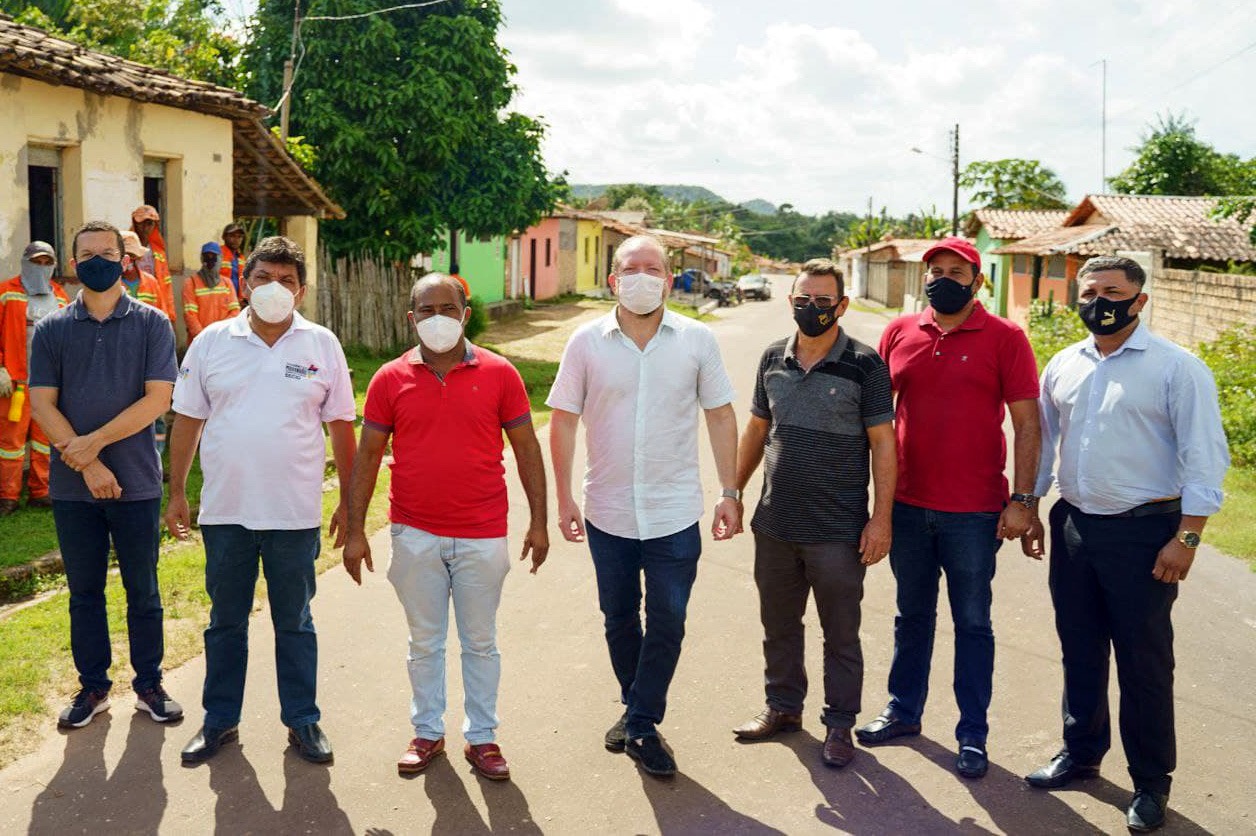 Othelino, Márcio Jerry, Heliézer do Povo e autoridades locais percorrem via pavimentada pelo 