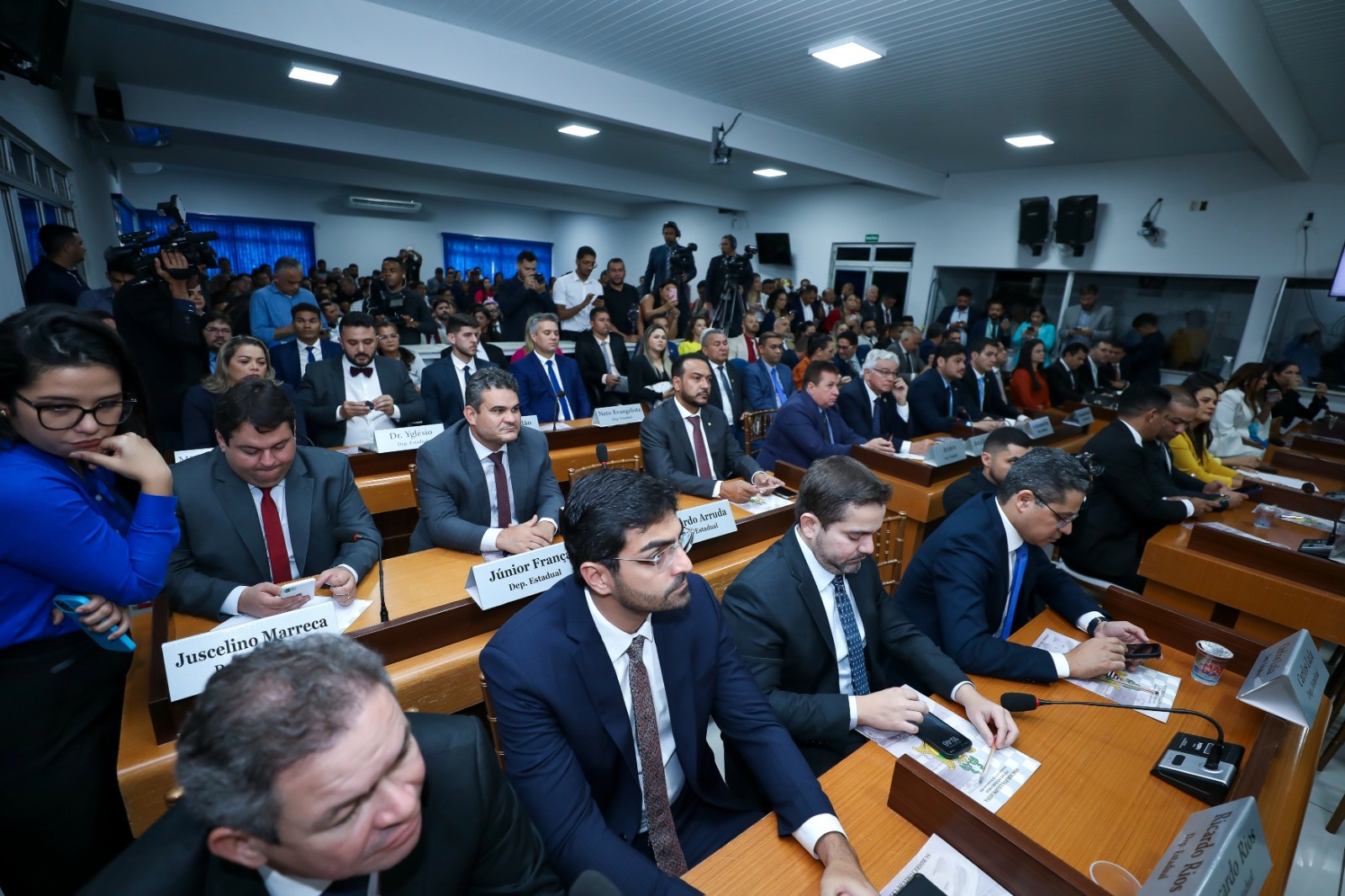 Deputados estaduais durante a 