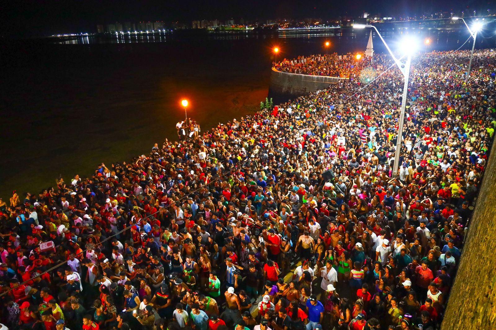 Uma multidão participou da programação carnavalesca promovida pelo Governo do Estado