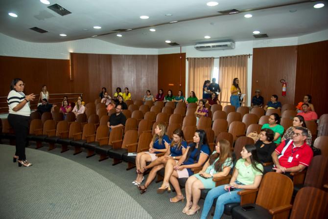 Creche-Escola Sementinha realiza reunião com pais de alunos sobre início do ano letivo 