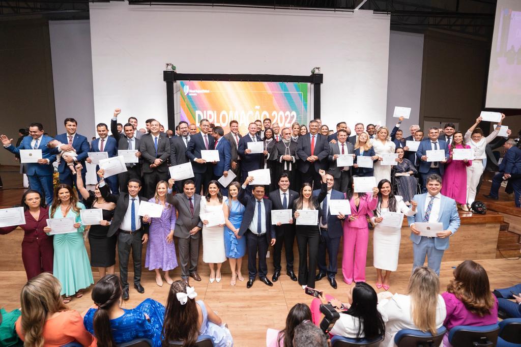Eleitos e reeleitos posam para a foto oficial após receberem diploma do TRE-MA