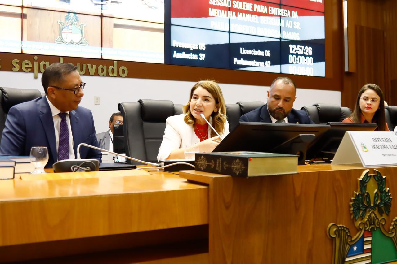 Deputada Iracema Vale, presidente da Alema, conduziu a solenidade, realizada na manhã desta quinta-feira 