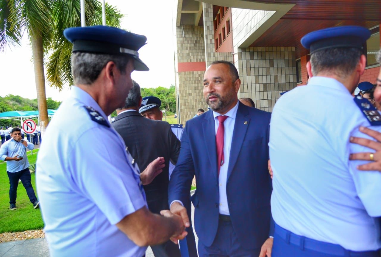 Deputado Roberto Costa é cumprimentado por autoridade militar durante o evento