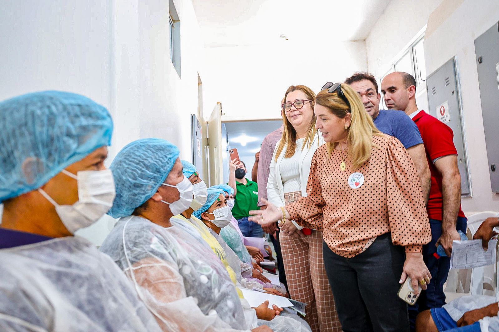 Iracema Vale conversa com pacientes no  