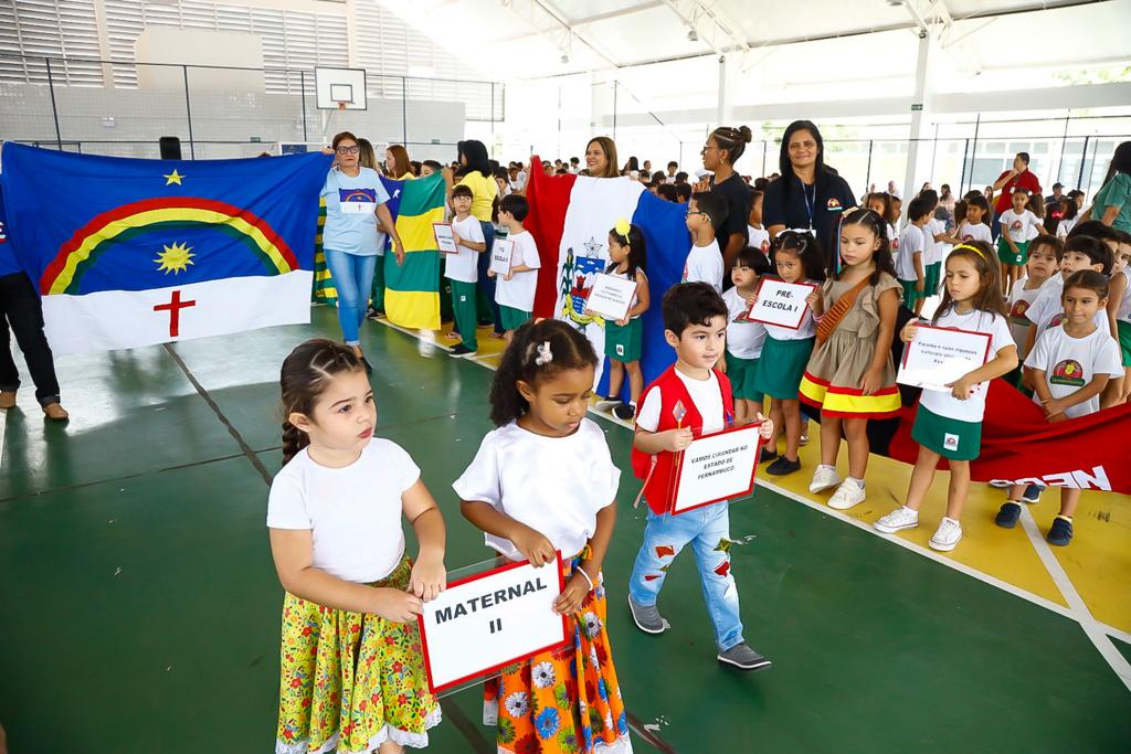 Alunos da Creche-Escola Sementinha participaram de desfile sobre os nove estados do Nordeste