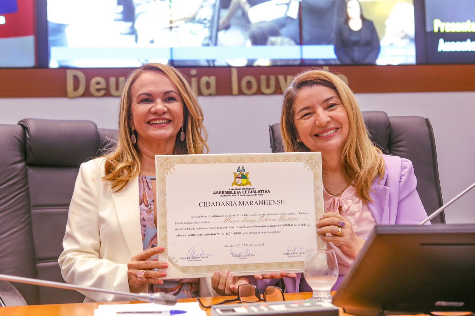A homenageada exibe o título concedido pela Alema, ao lado da presidente da Casa, Iracema Vale 