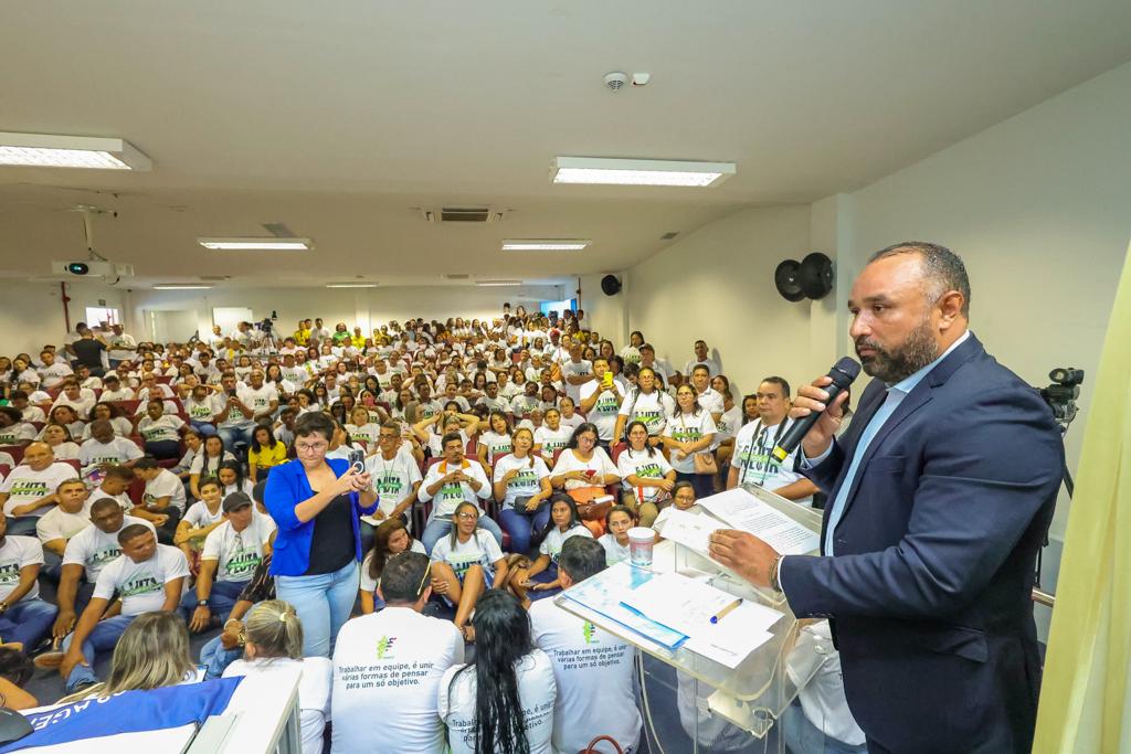 Deputado Roberto Costa, autor da proposição, coordenou os trabalhos durante a solenidade 