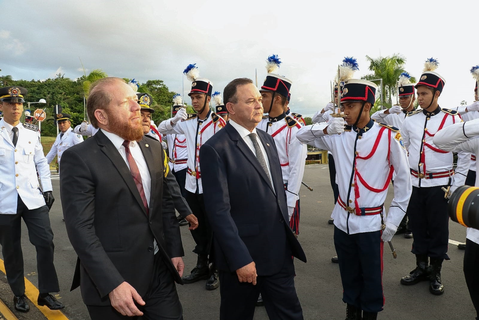 Em cerimônia militar, no pátio externo do Palácio Manuel Beckman, Carlos Brandão e Othelino passam em revista à tropa 