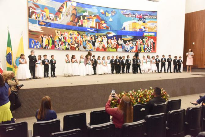 Alunos da Creche-Escola Sementinha colam grau em cerimônia marcada por emoção