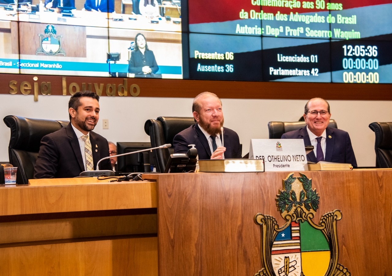 Deputado Othelino Neto, o presidente da OAB-MA, Kaio Saraiva, e o desembargador Ricardo Duailibe, na sessão solene em homenagem à OAB 