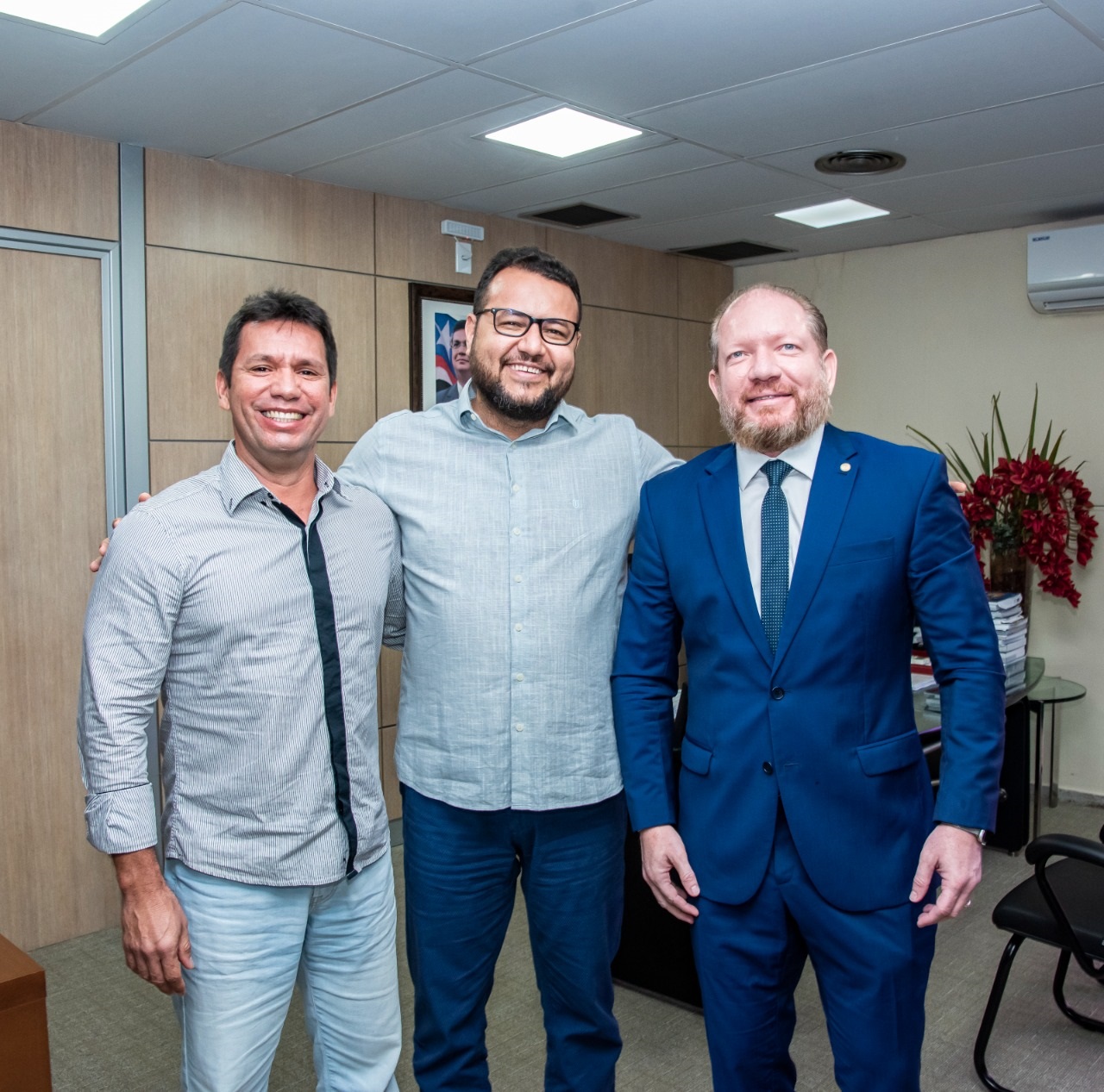 Othelino Neto, Cleyton Noleto e Jesiel Araújo após reunião realizada para discutir melhorias aos município de Monção 