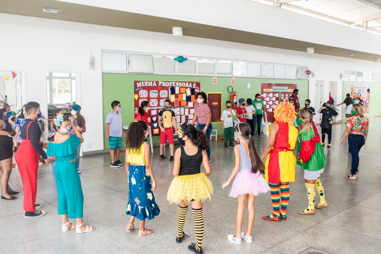 Dentro do prédio, houve brincadeiras para os alunos que já voltaram à rotina de aulas na própria creche