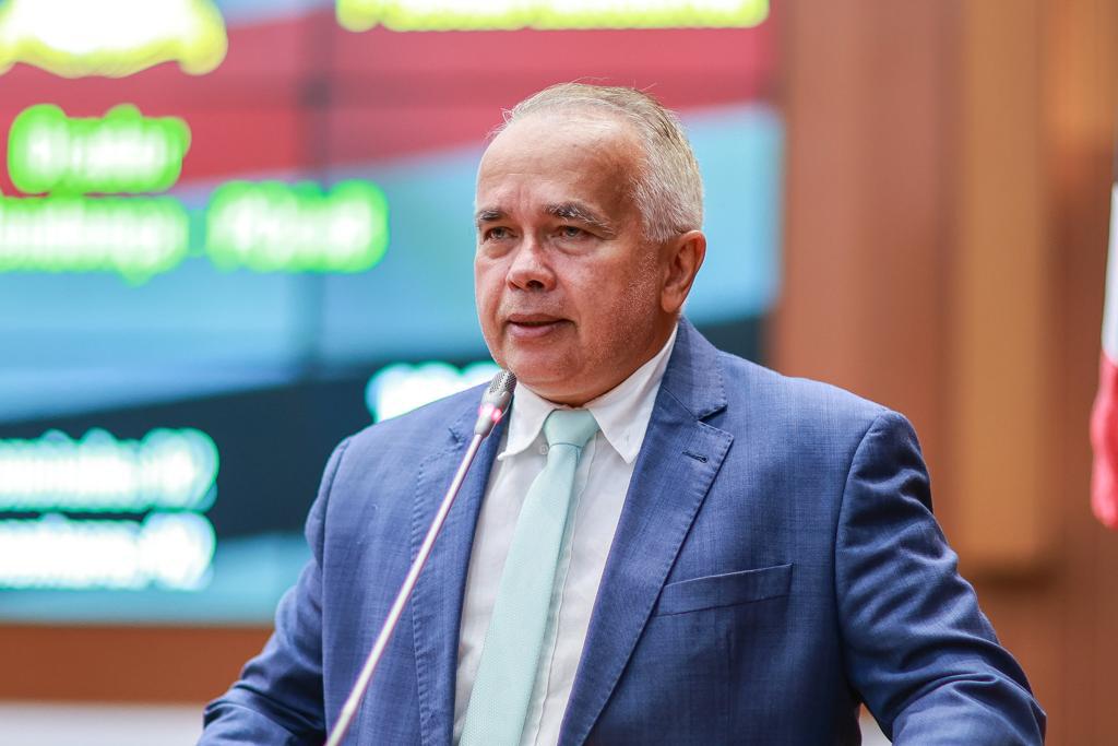 Júlio Mendonça cobra melhorias em atendimento bancário em Viana