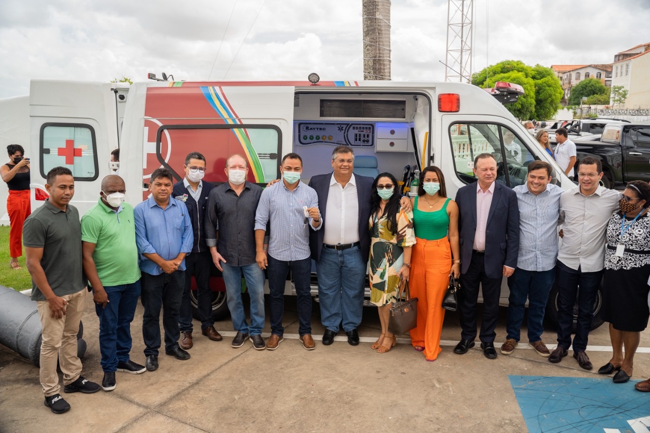 Othelino no ato de entrega das ambulâncias, sob o comando do governador Flávio Dino 