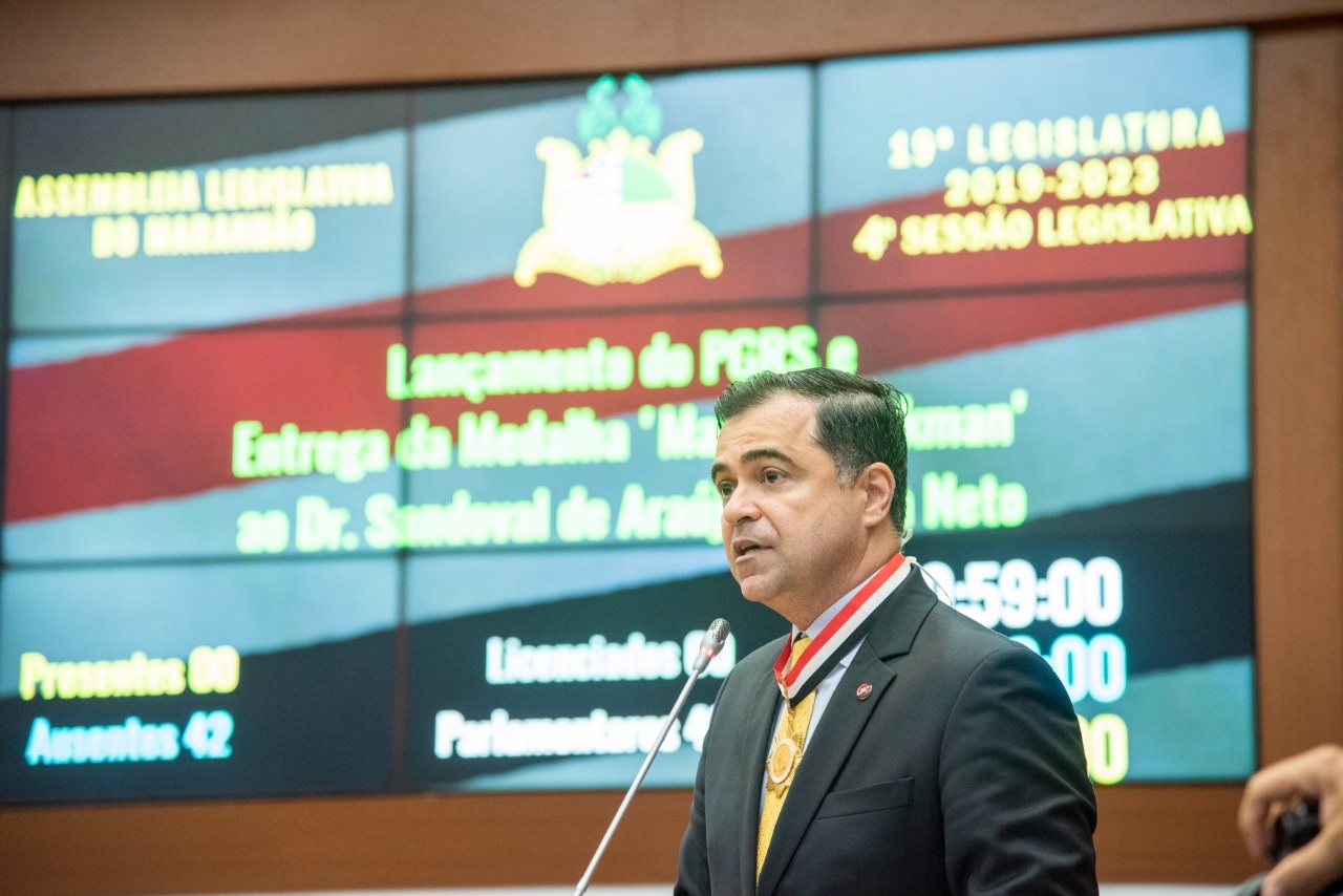 Durante a homenagem, Sandoval de Araújo fala da felicidade de receber a honraria concedida pelos deputados estaduais 