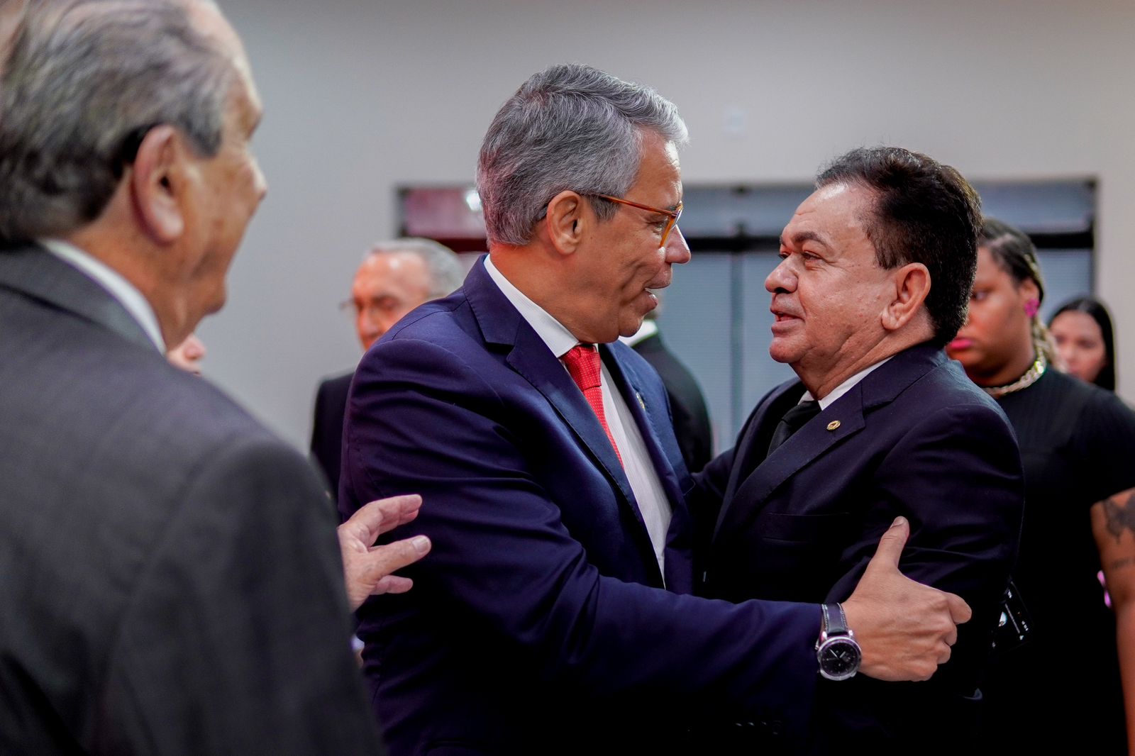 Antônio Pereira cumprimenta o presidente do Tribunal de Justiça do Maranhão, desembargador Paulo Velten