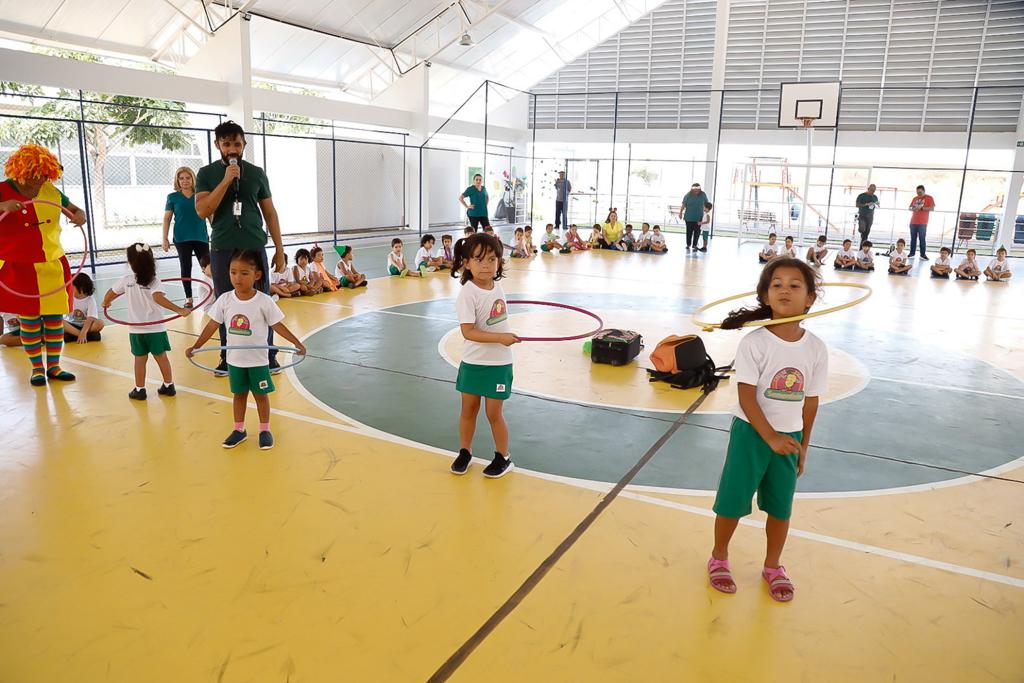Brincadeira do bambolê divertiu as crianças da Creche-Escola Sementinha 