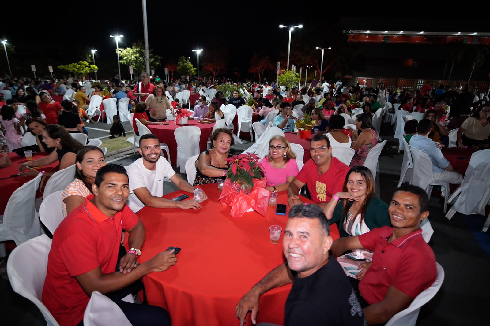 Servidores e familiares se confraternizaram em noite com programação natalina diversificada