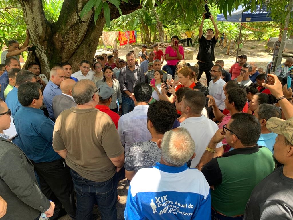 Na comunidade Baixão dos Rocha, os deputados percorreram as terras e ouviram a população local