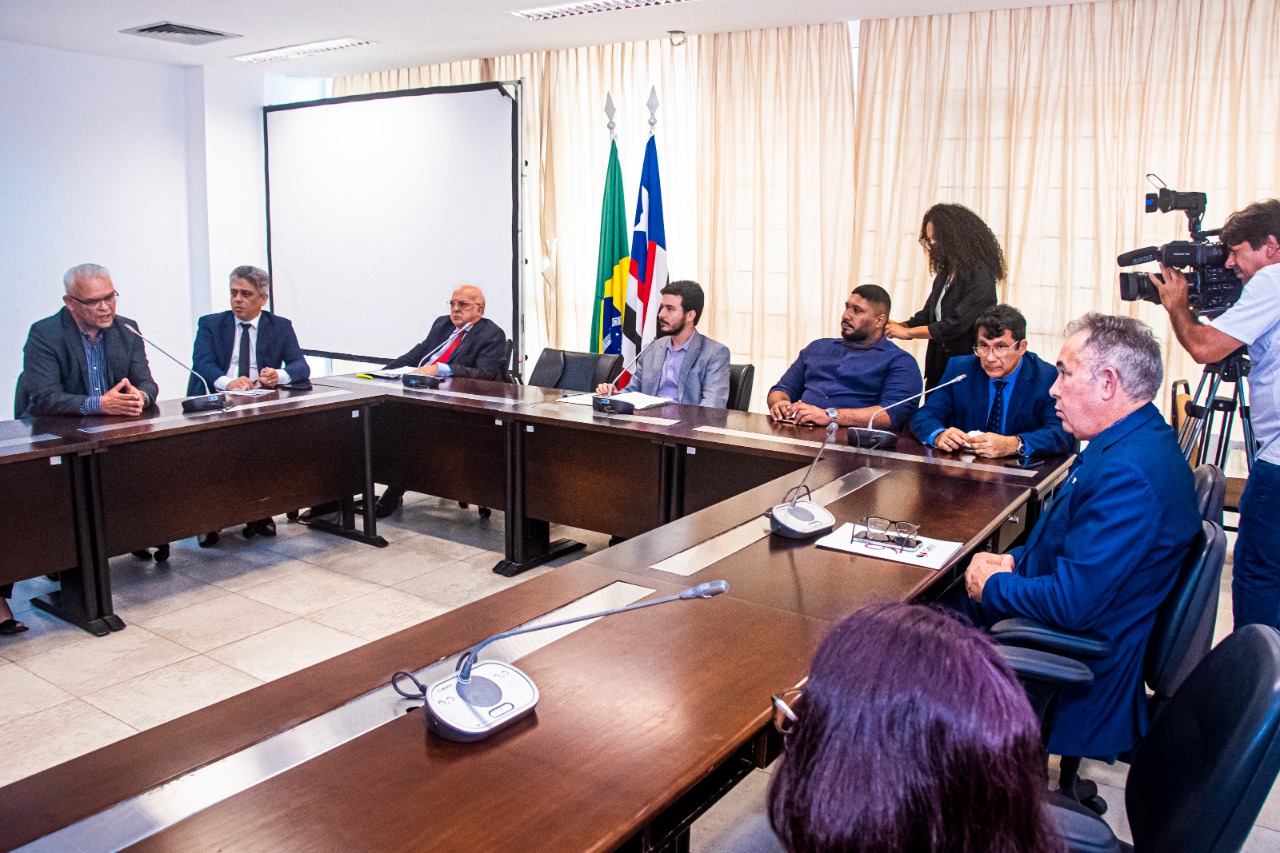 a audiência, realizada na Sala das Comissões, teve como objetivo discutir soluções para a recusa de matrículas