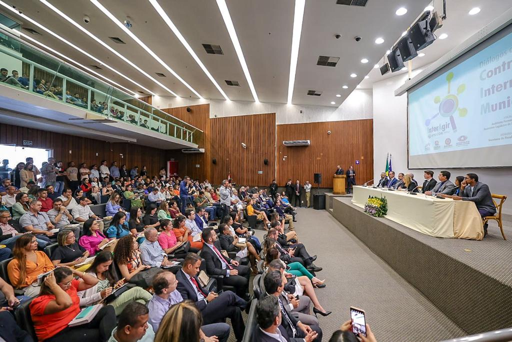 Seminário Diálogos com o Controle Interno Municipal reuniu dezenas de participantes no auditório Fernando Falcão, da Alema