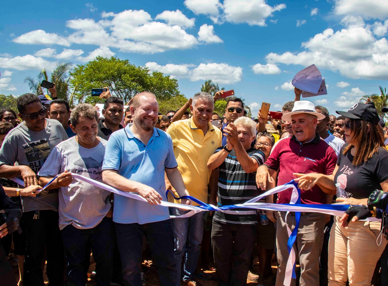 Ao lado do prefeito da cidade,  Carlinhos Barros, e de lideranças políticas da região, o deputado participou do corte da fita