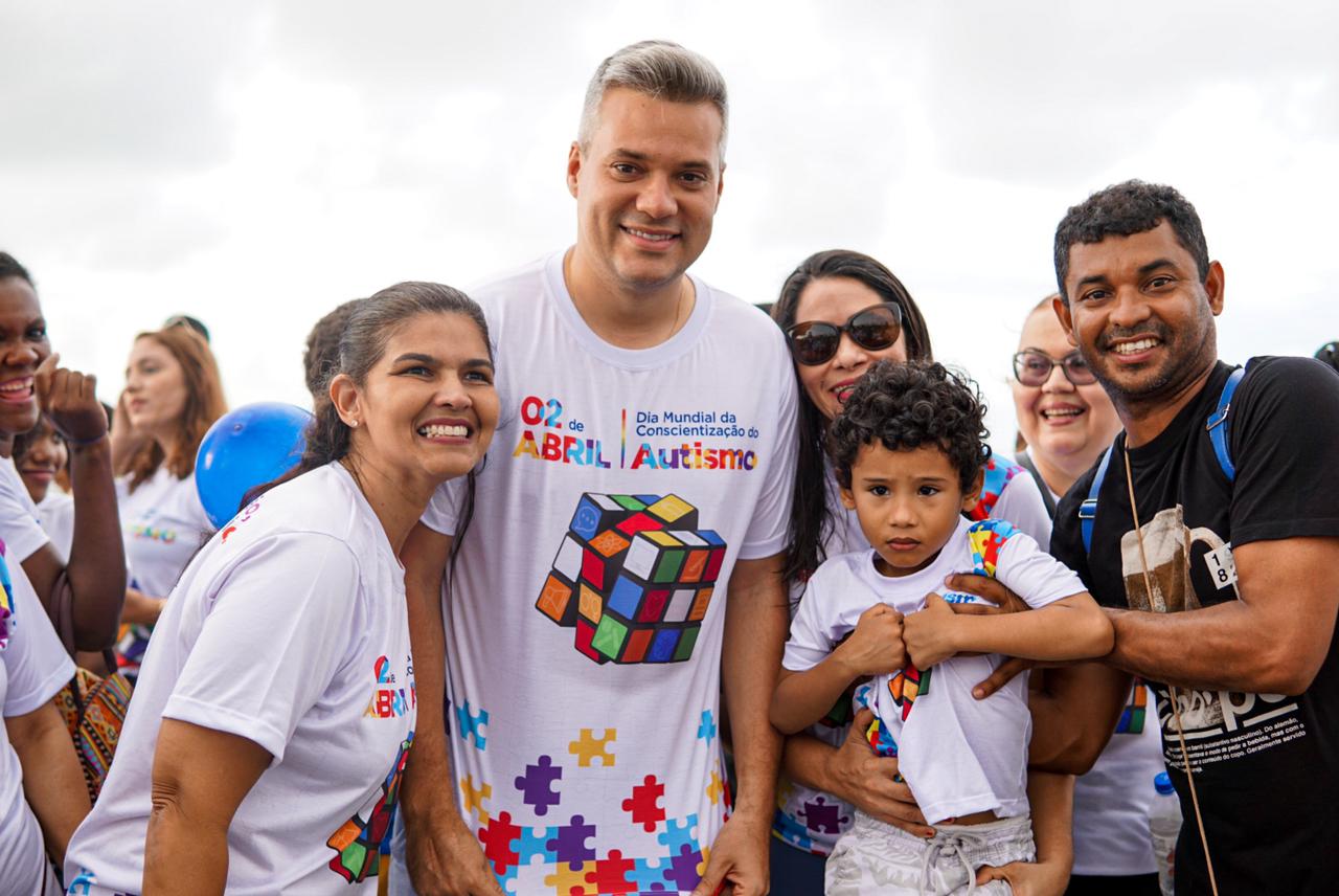 Neto Evangelista em registro com participantes da caminhada