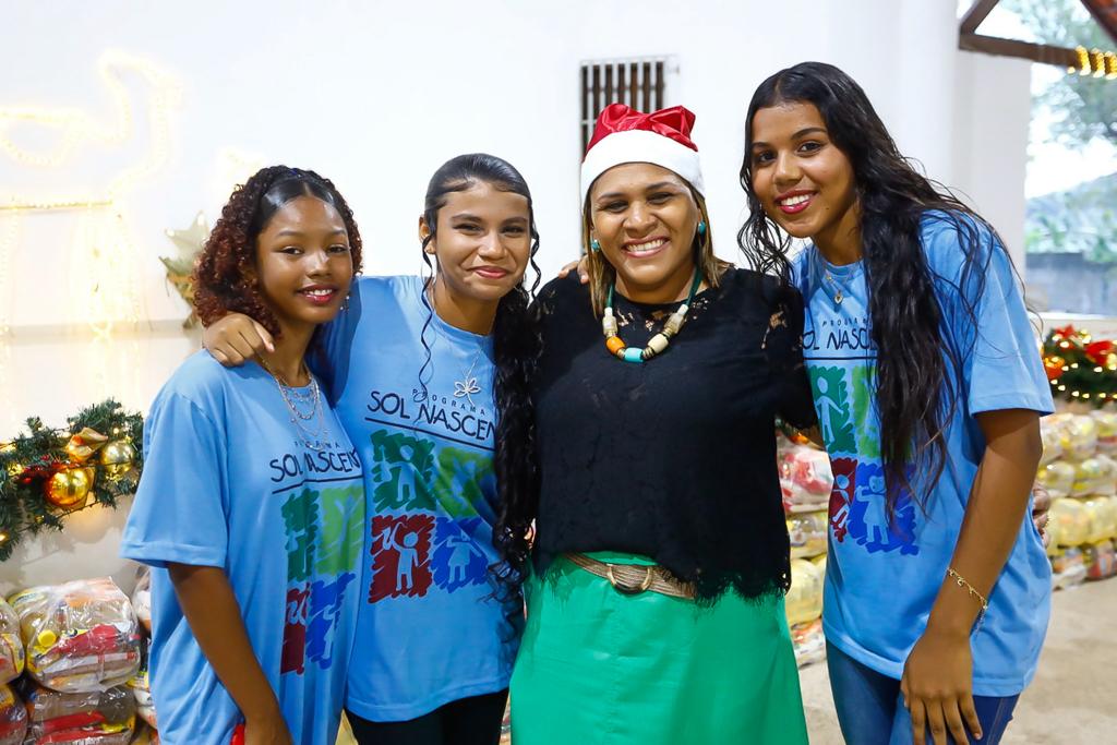 Coordenadora Cinthya Vieira com alunas do Programa Sol Nascente durante a celebração Natalina deste sábado