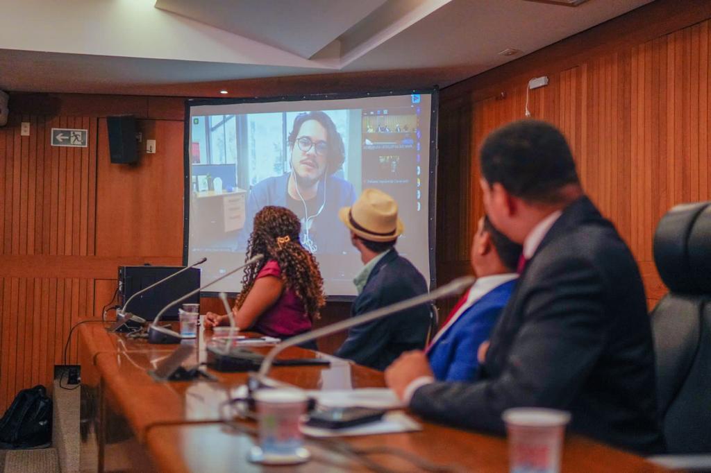 Remotamente, o representante do Ministério da Cultura fez ampla abordagem sobre a “Lei Paulo Gustavo”, mostrando sua abrangência 