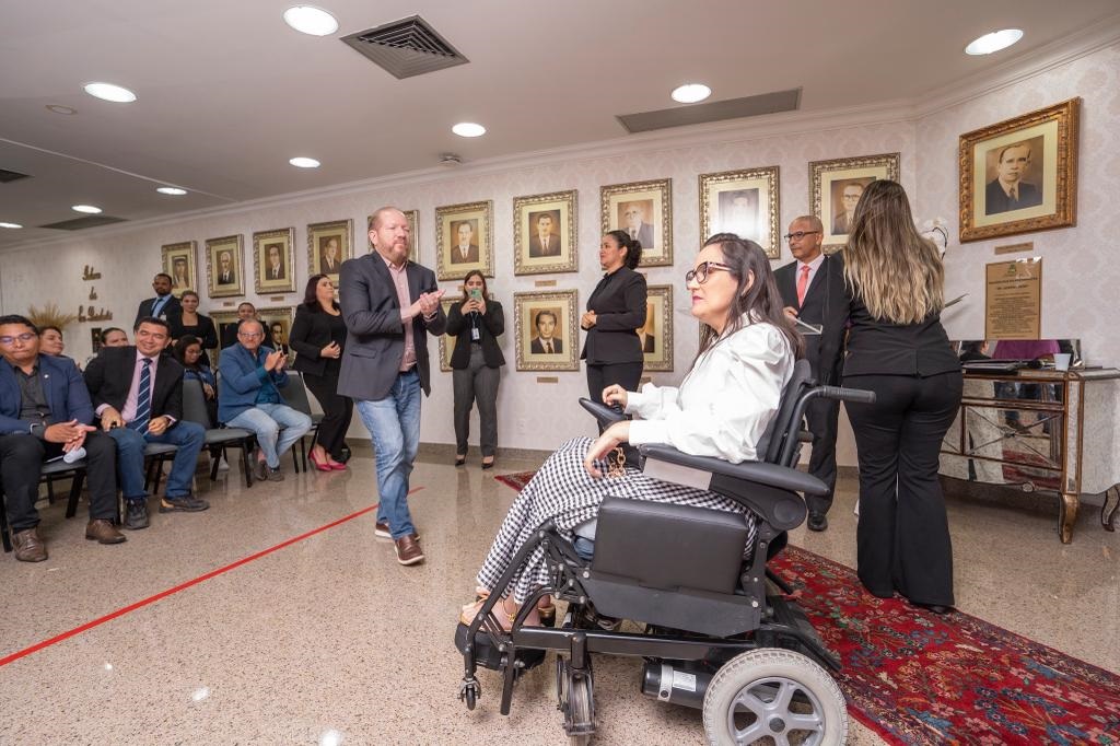 Presidente Othelino Neto aplaude pronunciamento da deputada Andreia Rezende, durante a solenidade