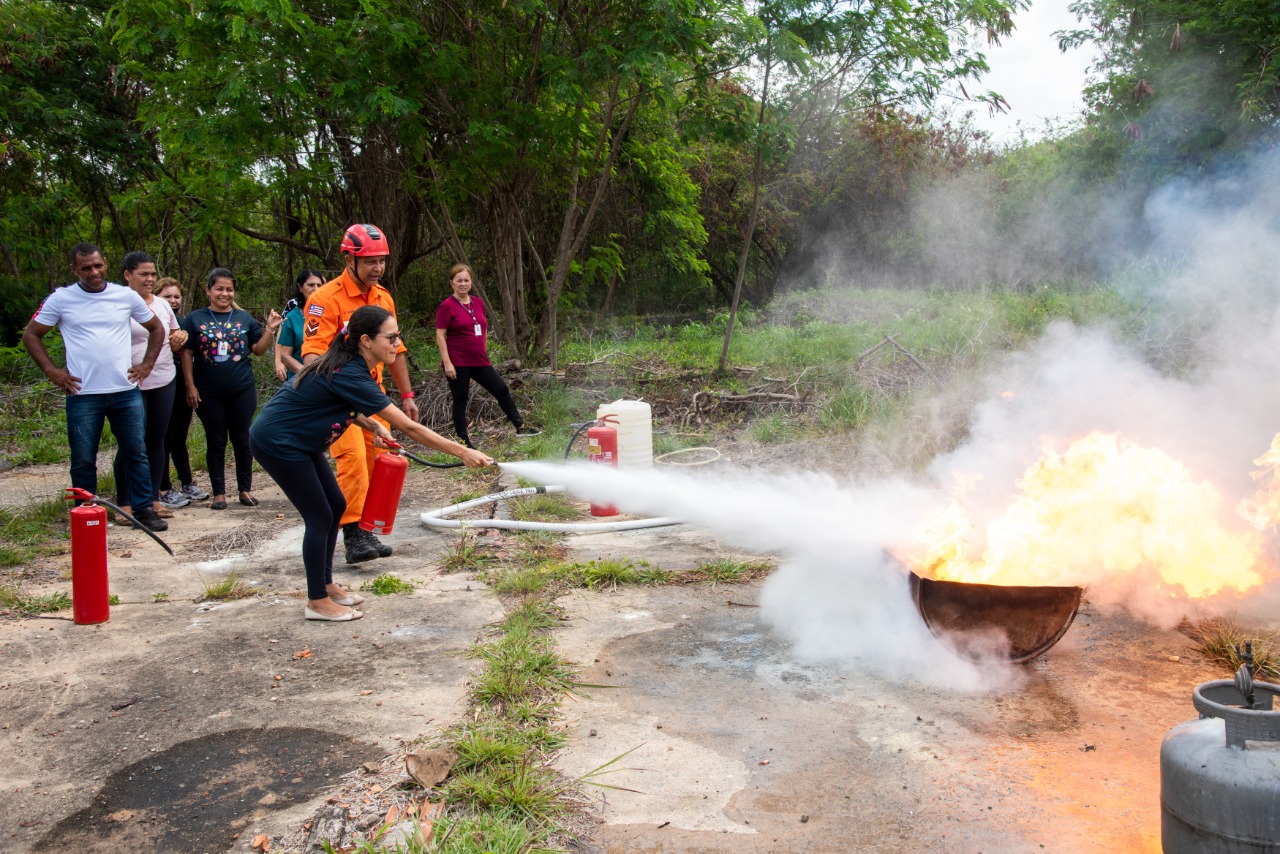 Curso incluiu aula prática sobre manuseio de extintores de incêndio