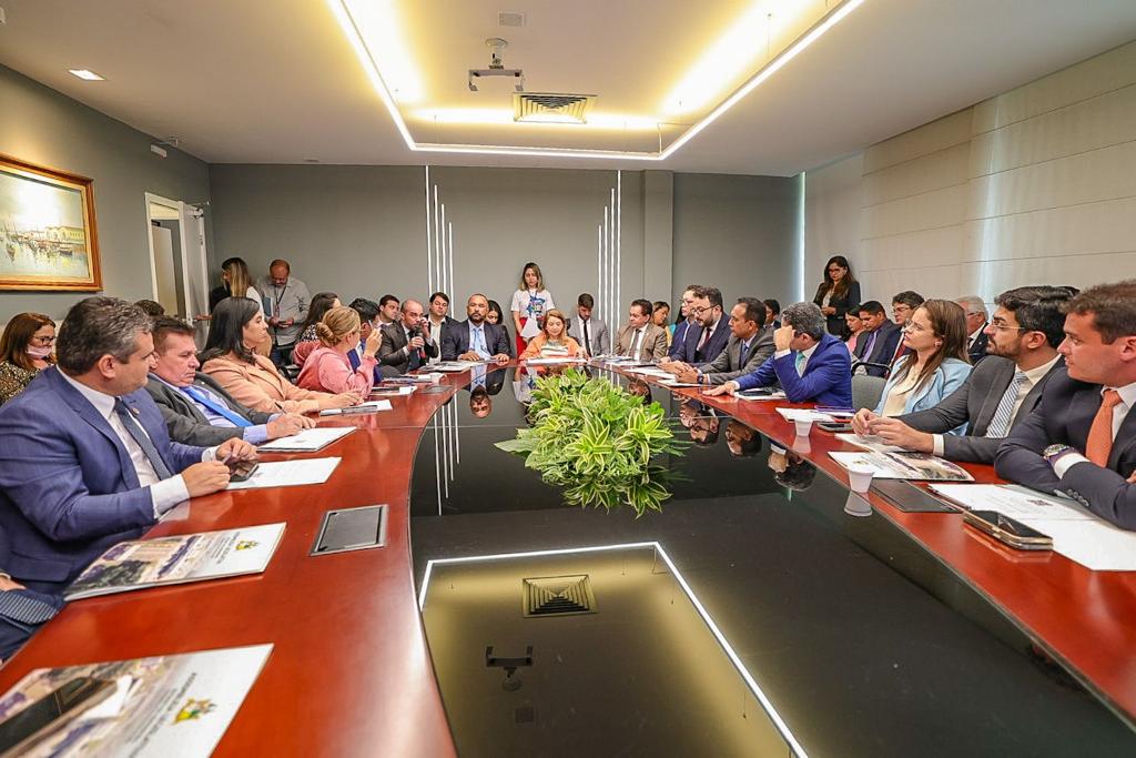 A reunião contou com a presença de diversos deputados estaduais para debaterem o tema 