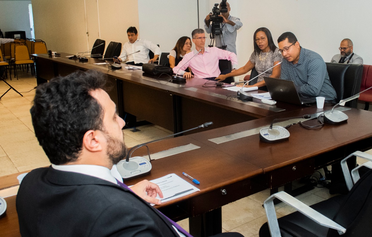 O deputado Dr. Yglésio acompanha a explanação