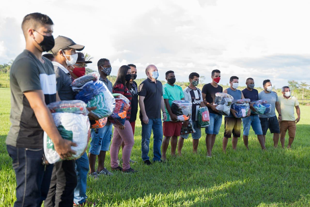 Othelino com representantes de times de futebol de Presidente Sarney, após entrega dos kits esportivos 