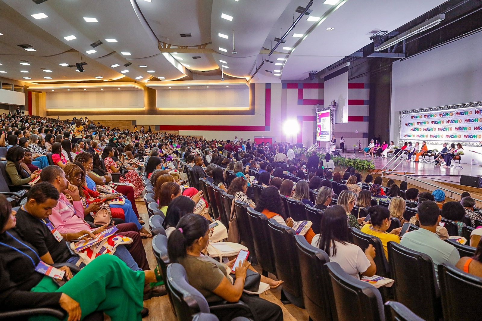 O evento reuniu representantes de diversos órgãos e entidades integrantes da rede de enfrentamento e de defesa das causas femininas 