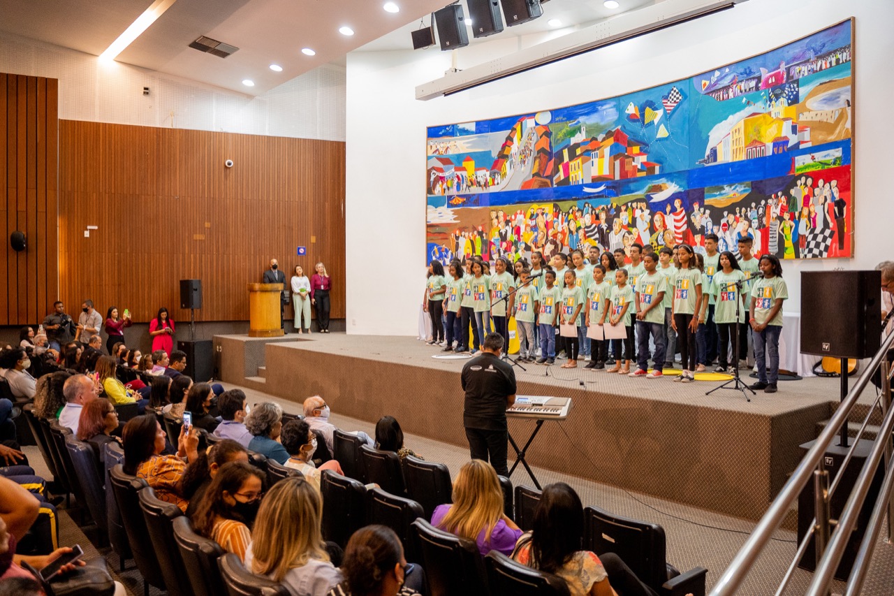 Alunos do Programa Sol Nascente durante a apresentação de canto coral