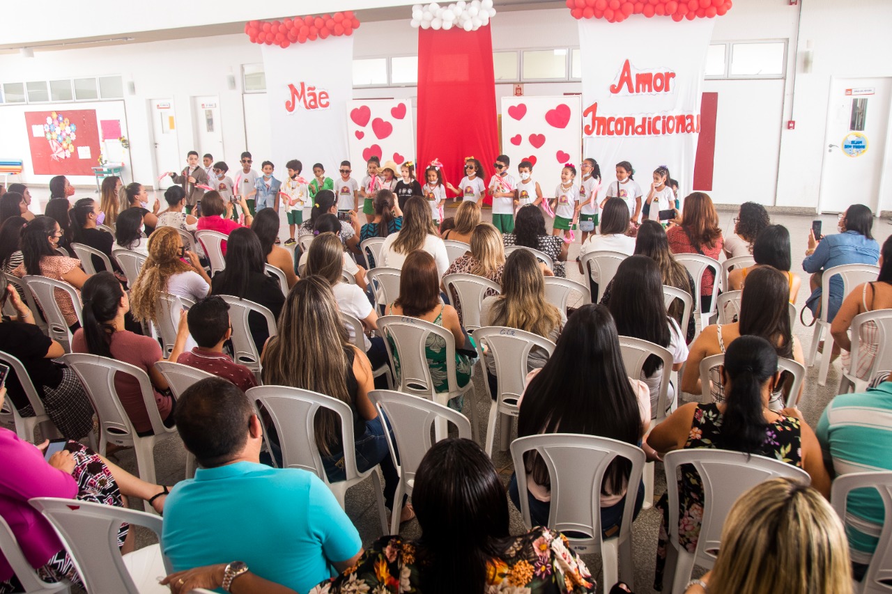 Mães acompanham número musical apresentado pelos alunos da Creche-Escola Sementinha