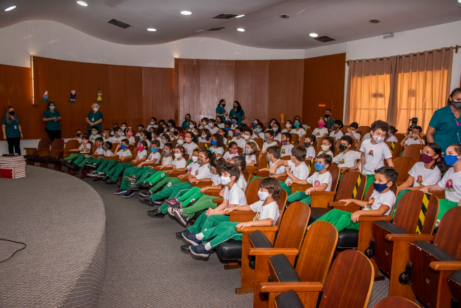 Alunos da Creche-Escola Sementinha acompanham atentamente à dramatização