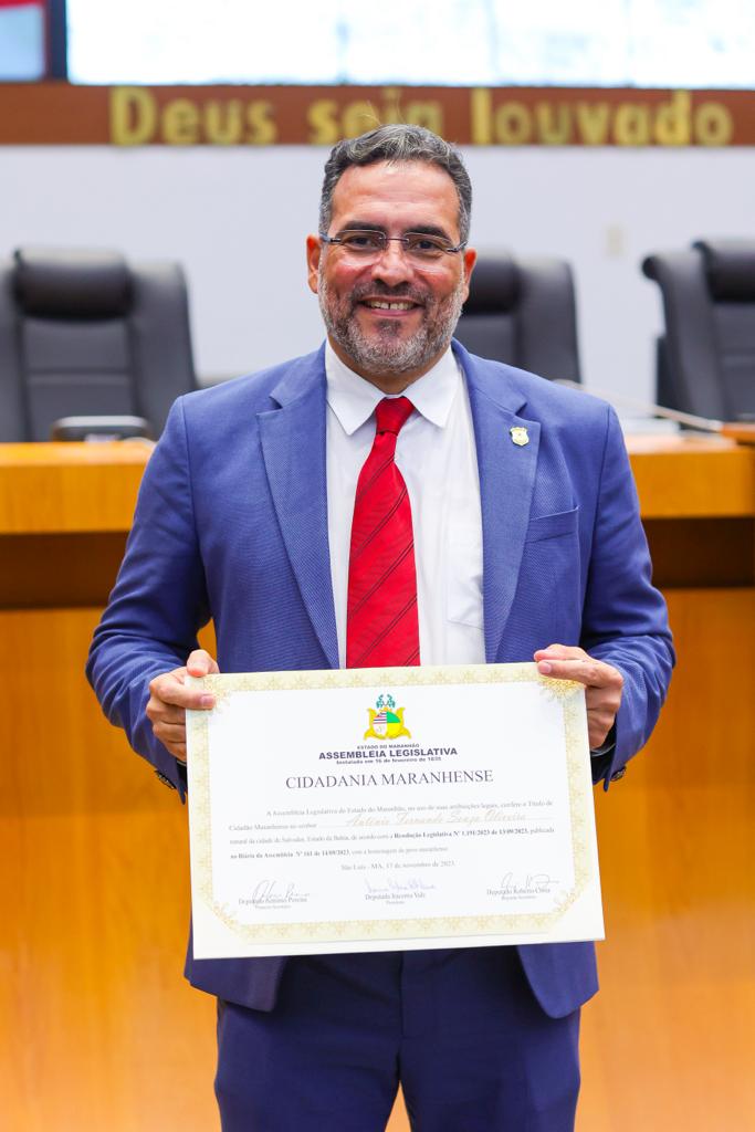 Antônio Fernando Souza Oliveira mostra o 