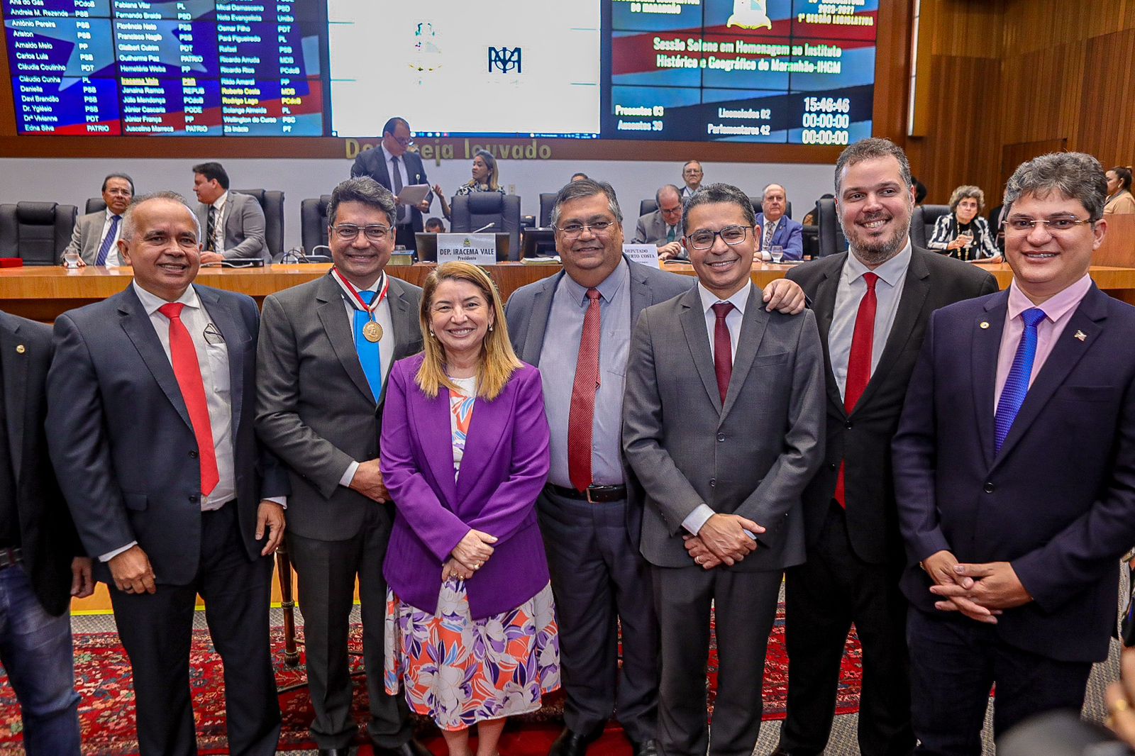 Iracema Vale com o homenageado, Sálvio Dino, o ministro Flávio Dino, o secretário Felipe Camarão e os deputados Júlio Mendonça, Carlos Lula, Rodrigo Lago e Francisco Nagib 