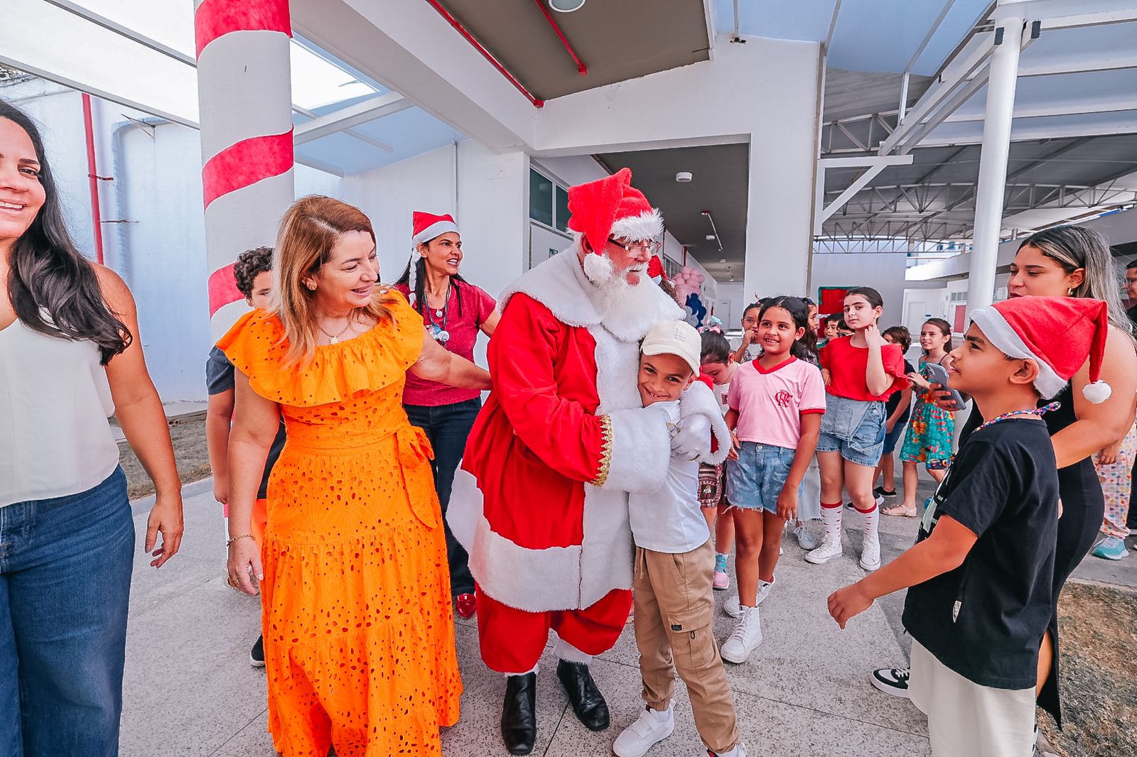 Presidente Iracema Vale acompanha Papai Noel na chegada ao espaço lindamente decorado para a celebração natalina 