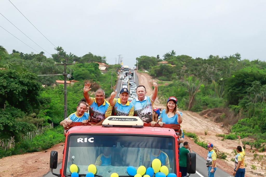 Iracema Vale, Carlos Brandão e comitiva percorrem a estrada de acesso à Praia de Araoca, no município de Guimarães