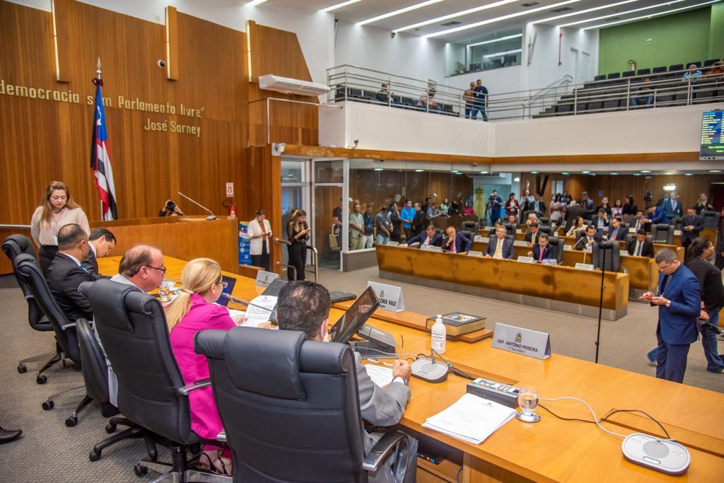 Deputados mantêm veto a PL que obrigava construção de fraldários acessíveis em shoppings 
