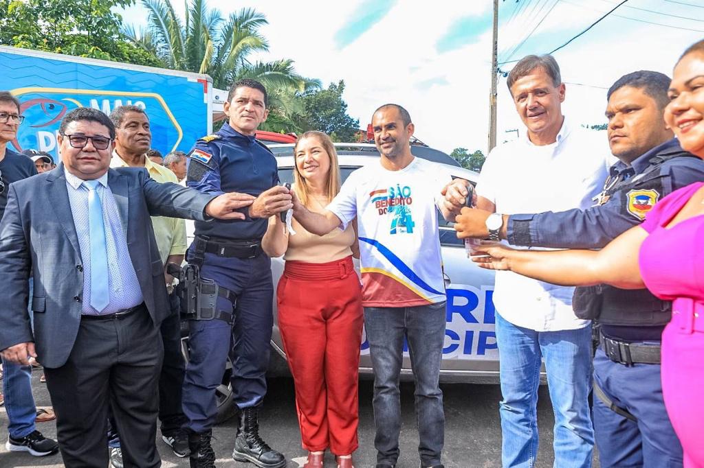 Iracema Vale na solenidade de entrega de viaturas à Guarda Municipal