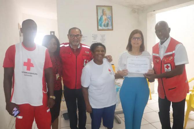 Helena Duailibe recebe diploma em reconhecimento aos serviços prestados à Cruz Vermelha 
