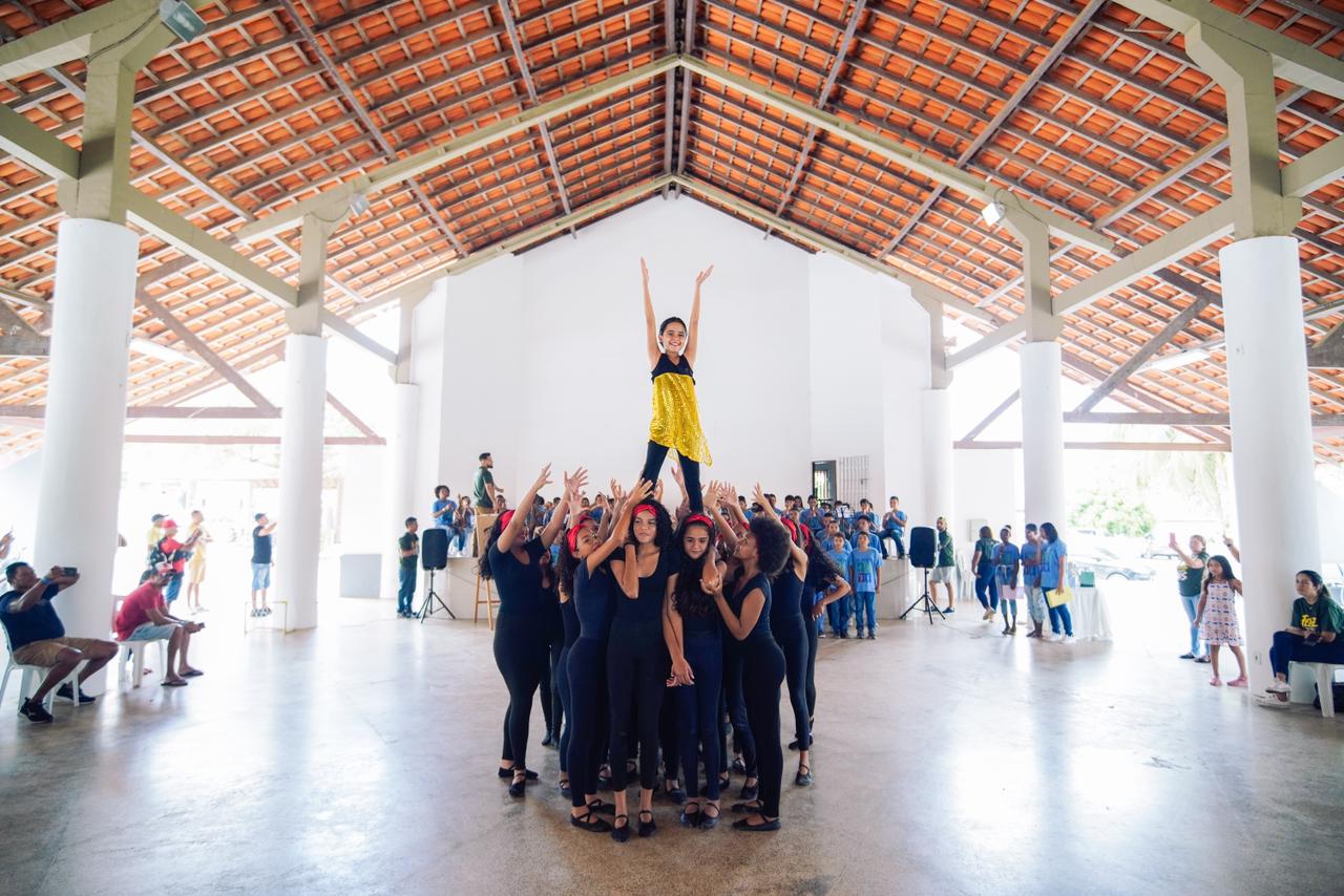 Alunos do programa "Sol Nascente" fazem apresentação artística como parte da programação alusiva aos pais  