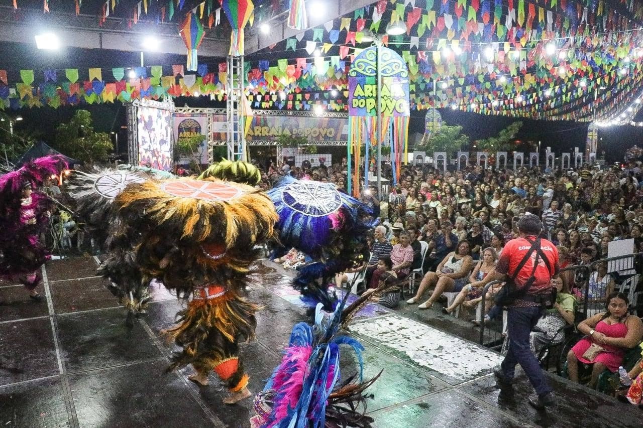 Apresentações de diversos grupos folclóricos marcaram o